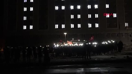 Bitlis'te üniversiteliler, yurt odalarının ışıklarıyla 'tsk' yazdı
