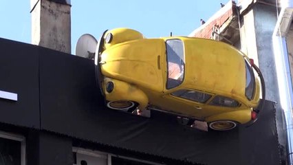 Üçüncü kattaki kafeteryasını vinçle çıkardığı 4 vosvosla süsledi