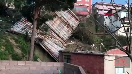 Şiddetli rüzgar çatıları uçurdu