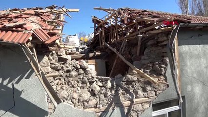 KONYA Halkapınar'da Küsere Camii'nin minaresi çöktü, yanındaki evde yaşayan aile son anda kurtuldu