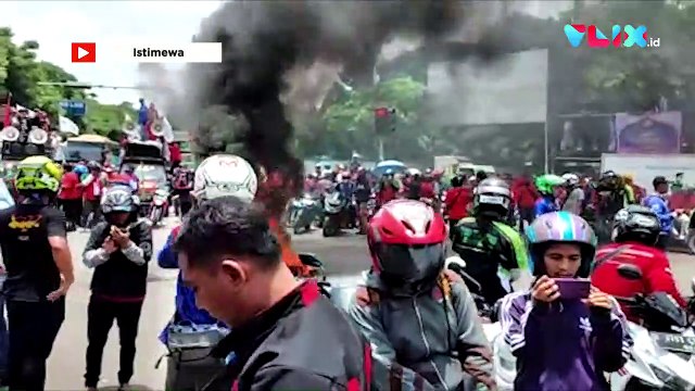 Tolak Omnibus Law, Buruh Tangerang Bakar Ban di Jalan