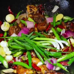 Liziqi is on the first snowy night, cook a pot of chicken with firewood-