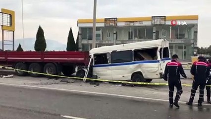 Akhisar'da işçi servisi ile kamyon çarpıştı: 1 kişi öldü, çok sayıda işçi yaralandı