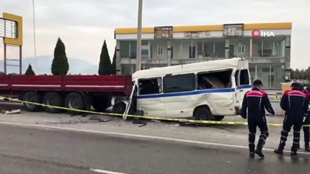 Akhisar'da işçi servisi ile kamyon çarpıştı: 1 kişi öldü, çok sayıda işçi yaralandı