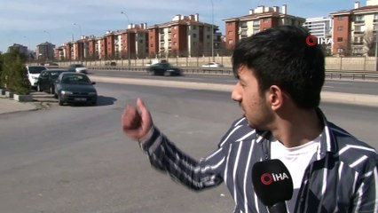 Direksiyon hakimiyetini kaybeden sürücü park halindeki iki araca çarptı...O anlar kamerada