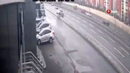 Kontrolden çıkan otomobil park halindeki araçlara çarptı