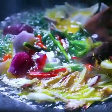 Liziqi collect Peanut and melon seeds, dried meat,dried fruit... for Spring Festival.