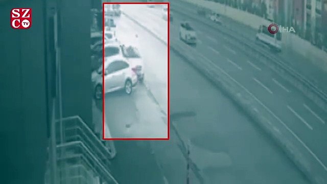 Kontrolden çıkan otomobilin karşı şeride geçip park halindeki araçlara çarptığı anlar kamerada