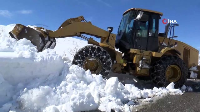 Yoğun kar yağışı yolları kapattı...Bazı bölgelerde kar kalınlığı 5 metreyi buldu