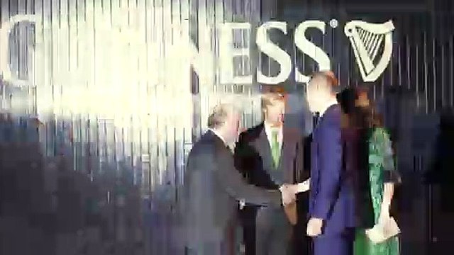 Los príncipes Guillermo y Kate de Inglaterra llegan al almacén Guinness para su recepción en Dublin