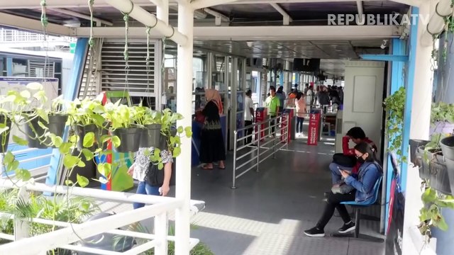 Seorang penumpang Transjakarta menggunakan antiseptik di Halte Transjakarta, Jakarta guna mencegah penyebaran virus corona, Selasa (3/3).