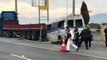 Servis minibüsü ve 2 TIR’ın karıştığı zincirleme kaza: 2 ölü, 8 yaralı