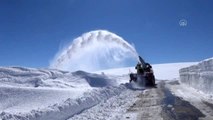 Kar nedeniyle kapanan yolları açma çalışması devam ediyor
