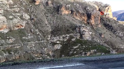 Yolları su altında kalan göçerler, tehlikeli yolları aşıp yaylalara ulaşıyor