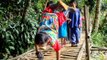Handicapé moteur, cet enfant indonésien parcourt 6km sur les mains pour aller à l'école