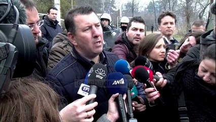 Gaz lotsjellës ndaj emigrantëve/ Policia bllokon 13 mijë persona
