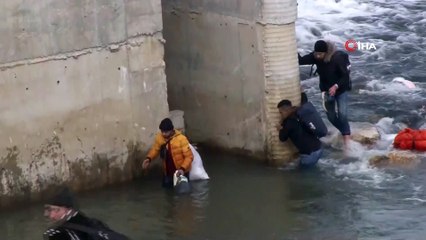 Mültecilerin Meriç Nehri'nde zorlu yolculuğu böyle görüntülendi