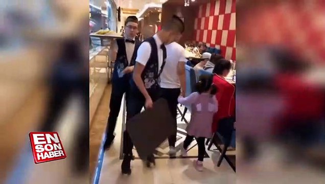 Garsonların paten ile servis yaptığı çılgın restoran