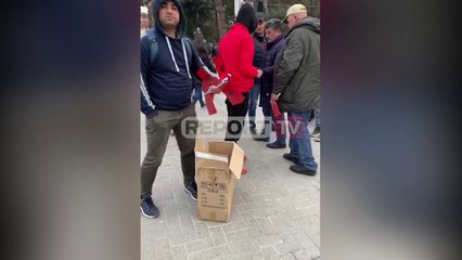 Report TV -Presidenca pajis pjesëmarrësit me buqeta mimoza dhe flamuj kuqezi