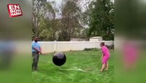 Balon patlatarak bebeklerinin cinsiyetini öğrenmeye çalışan çift