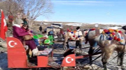 Turistlerin güneşli havada Çıldır Gölü'nde atlı kızak keyfi