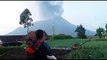 Un village indonésien recouvert de cendres après une éruption volcanique