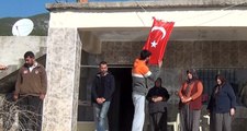 Getirildiği babaevine asılı bayrağı öpen İdlib gazisi: Bayrağım ve vatanım için canım feda