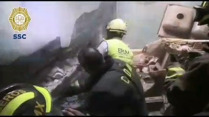 Impactante rescate de una bebé en México arrojada entre dos paredes