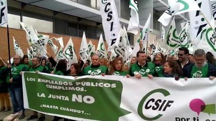 Concentración de funcionarios en Mérida para reclamar la subida salarial
