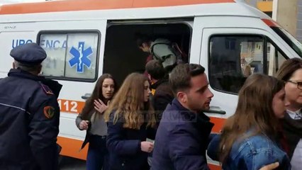 Dyshime se hodhën gaz piperi në klasë. Nxënësit e “Janaq Kilicës” pushtojnë urgjencën e Fierit