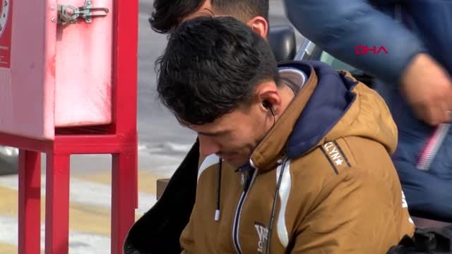 Atina'ya geçmek isteyen göçmenlerin midilli sahilinde gergin bekleyişi sürüyor
