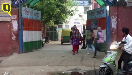 CBSE बोर्ड परीक्षा देने आए छात्रों को गुलाब बांटते दिखे पुलिसकर्मी