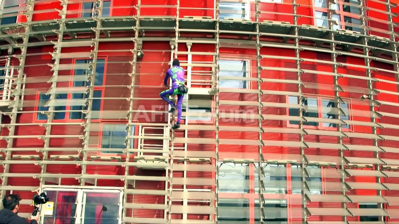 'Spiderman' Alain Robert erklimmt Hochhaus in Barcelona
