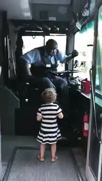 Cette petite fille s'est mise à danser sur sa musique préférée. Le chauffeur a mis à fond la chanson et a rejoint la gamine