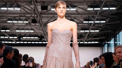 فيديو لعرض فالنتينو الذي تألق بالأحمر والجلد وفساتين التول اللامعة