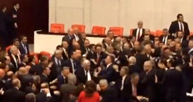 TBMM'de İdlib oturumunda yumruklu kavga! AK Parti ve CHP'li vekiller birbirine girdi