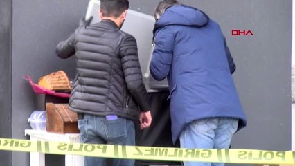 Esenyurt'ta boş dairedeki bavuldan sis bombası, barut, elektronik parçalar ve kablolar çıktı.