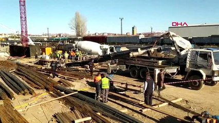Sivas üzerine vinç kolu düşen işçi ağır yaralandı