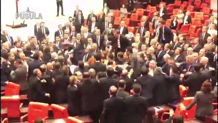 Meclis'te kavga çıktı. Deniz Yavuzyılmaz yumruk yedi