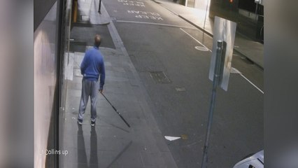 Insólito: Este hombre roba un collar de oro de una tienda con una vara de pesca