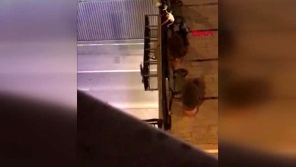 Genç kızın kavşağın üstünden yola atladığı anlar kamerada