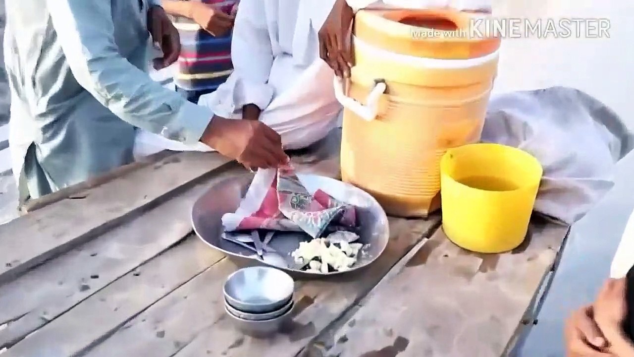 A poor street vendor sells snacks for living ---A step to bring love and happiness--