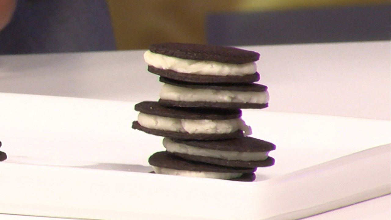 Healthy Oreo Cookie Alternative with the Cookie Bar Queen video