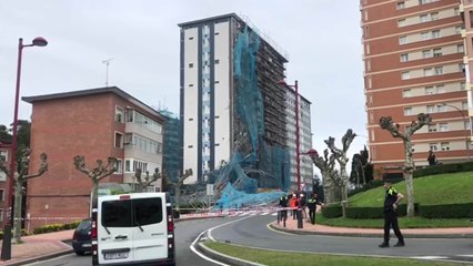 Inician la retirada del andamio derruido por el viento en Barakaldo