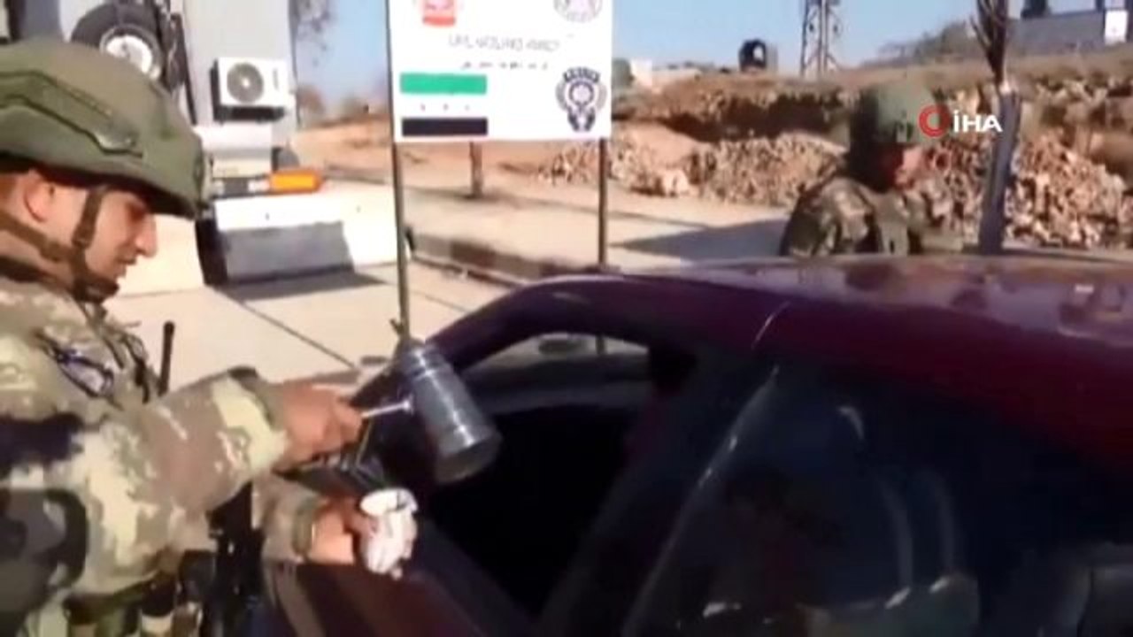 Türk askerlerinden İdlib'de halka kahve ikramı