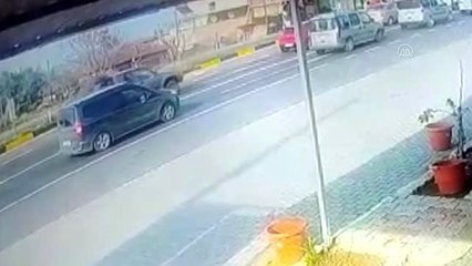 Kırmızı ışıkta bekleyen araçlara tır çarptı: 3 yaralı