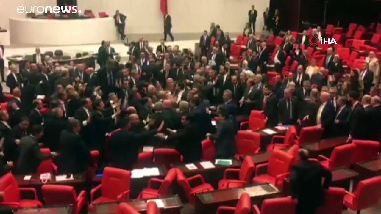 شاهد: عراك في البرلمان التركي بين أعضاء الحزب الحاكم والمعارضة بسبب سوريا