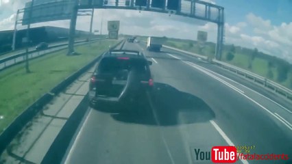 Download Video: Tenter d'arreter un camion avec une voiture sur l'autoroute... Mauvaise idée