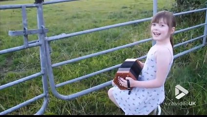 Cette fillette joue de l'accordéon et regardez qui rapplique