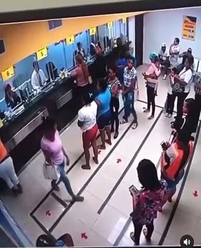 Obligé de retirer son pantalon en public... vous allez vite comprendre pourquoi